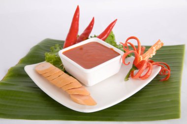 Aperatif dilimlenmiş sosis ve biber sosu.