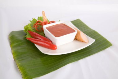 Aperatif dilimlenmiş sosis ve biber sosu.