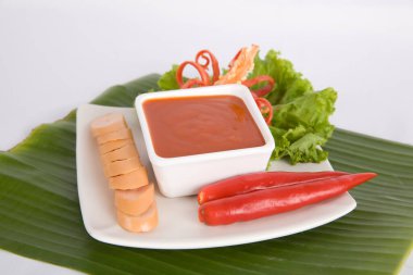 Aperatif dilimlenmiş sosis ve biber sosu.