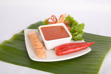 Aperatif dilimlenmiş sosis ve biber sosu.