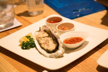 Baharatlı Tayland usulü taze istiridye.