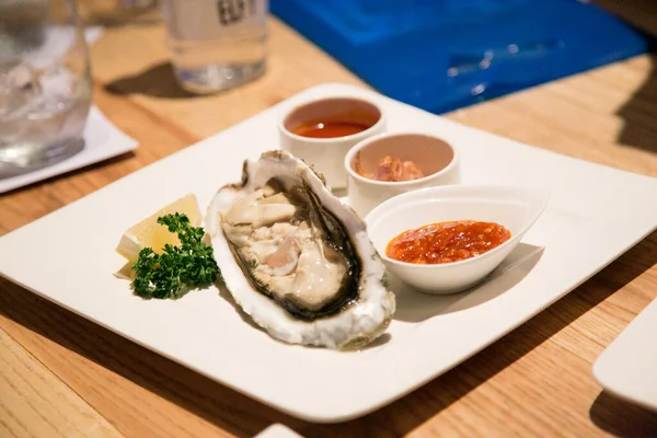 スパイシーなソースで新鮮な牡蠣タイスタイル — ストック写真