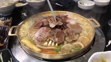 Thai bbq Barbekü Izgara domuz eti Bir restoranda sıcak soba yemek