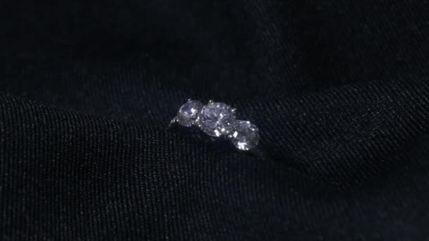 Extreme rinci berlian cincin dekat ditembak di latar belakang gelap. Cincin kawin ditembak menggunakan lensa makro dengan kedalaman bidang yang dangkal. Pertunangan, pernikahan dan konsep pernikahan — Stok Video
