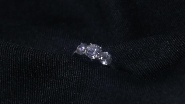 Extrémní detail diamantového prstenu zblízka na tmavém pozadí. Snubní prsten byl pořízen pomocí makro čočky s mělkou hloubkou pole. zásnubní, manželská a svatební koncepce — Stock video