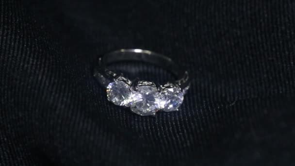 Estremo dettaglio di anello diamante primo piano girato su sfondo scuro. La fede nuziale è stata girata usando una lente macro con profondità di campo poco profonda. Concetto di fidanzamento, matrimonio e matrimonio — Video Stock