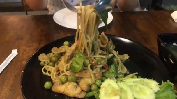 Eating Green Curry Spaghetti Chicken — Stock Video