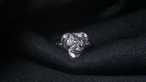 Extrema detalhada de anel de diamante close-up tiro no fundo escuro. O anel de casamento foi filmado usando lente macro com profundidade de campo rasa. Conceito de noivado, casamento e casamento — Vídeo de Stock