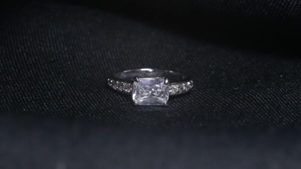 Extremo detalle de anillo de diamantes de cerca tiro sobre fondo oscuro. El anillo de bodas fue disparado usando una lente macro con poca profundidad de campo. Compromiso, matrimonio y concepto de boda — Vídeo de stock