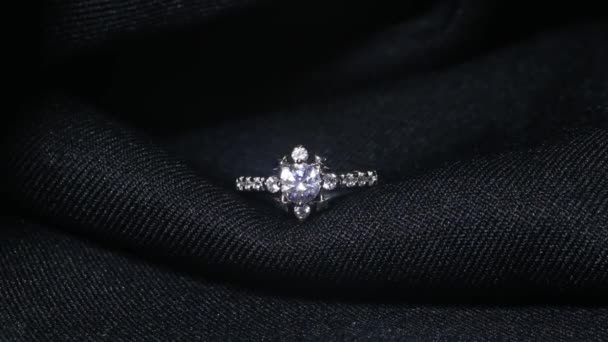 Extremo detalle de anillo de diamantes de cerca tiro sobre fondo oscuro. El anillo de bodas fue disparado usando una lente macro con poca profundidad de campo. Compromiso, matrimonio y concepto de boda — Vídeo de stock