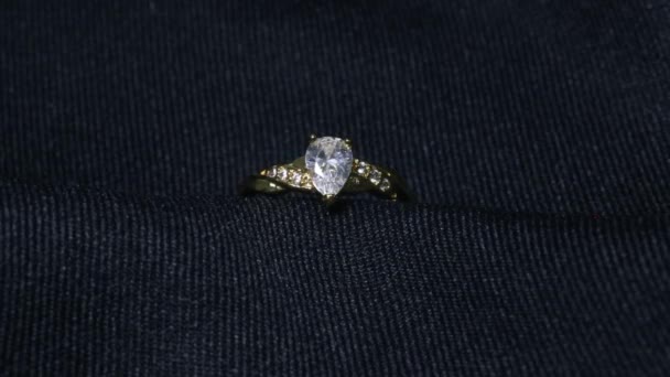 Extremo detalle de anillo de diamantes de cerca tiro sobre fondo oscuro. El anillo de bodas fue disparado usando una lente macro con poca profundidad de campo. Compromiso, matrimonio y concepto de boda — Vídeo de stock