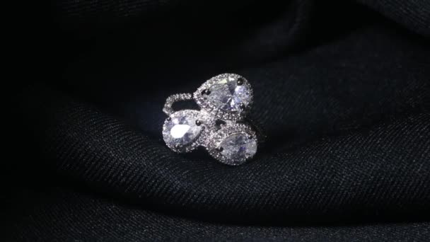 Extrem detaillierte Nahaufnahme eines Diamantrings auf dunklem Hintergrund. Der Ehering wurde mit einer Makrolinse mit geringer Schärfentiefe aufgenommen. Verlobung, Heirat und Hochzeitskonzept — Stockvideo