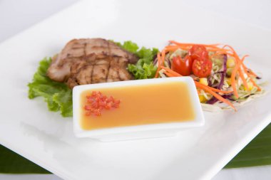 Biftek ızgara biftek ve sebze salatası..