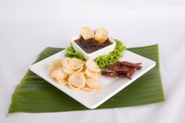 Beyaz arka planda karidesli pirinç krakeri ve biber ezmesi..