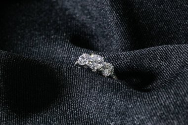 Siyah arka planda mücevher elmas yüzük..