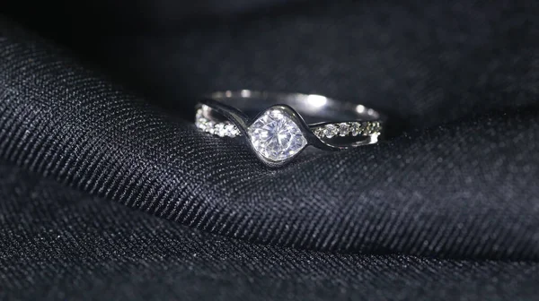 黑色背景上的珠宝钻石戒指 — 图库照片