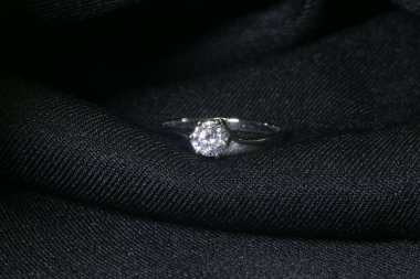 Siyah arka planda mücevher elmas yüzük..