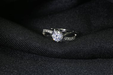 Siyah arka planda mücevher elmas yüzük..