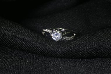 Siyah arka planda mücevher elmas yüzük..