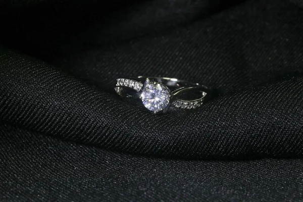 Smycken Diamant Ring Svart Bakgrund — Stockfoto