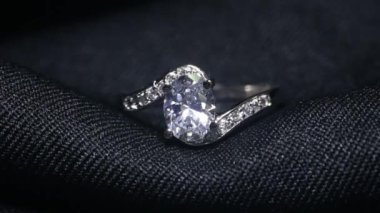 Siyah arkaplanda elmas bir yüzük..