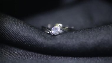 Siyah arkaplanda elmas bir yüzük..