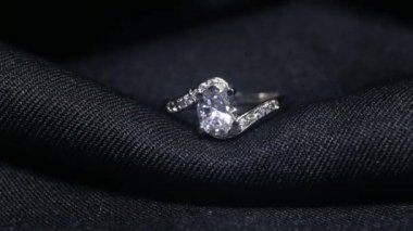 Siyah arkaplanda elmas bir yüzük..