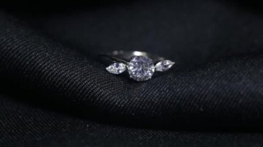 Siyah arkaplanda elmas bir yüzük..