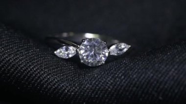 Siyah arkaplanda elmas bir yüzük..