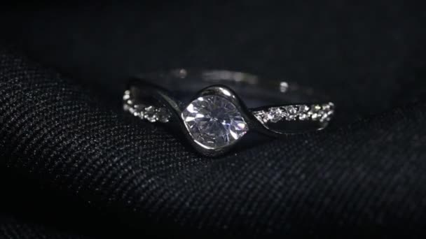Anillo de diamantes de joyería sobre fondo negro. — Vídeos de Stock