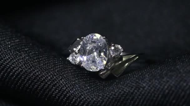 Smycken diamant ring på den svarta bakgrunden. — Stockvideo