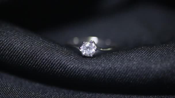 黑色背景上的珠宝钻石戒指. — 图库视频影像