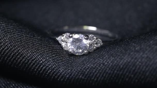 Schmuck Diamantring auf schwarzem Hintergrund. — Stockvideo