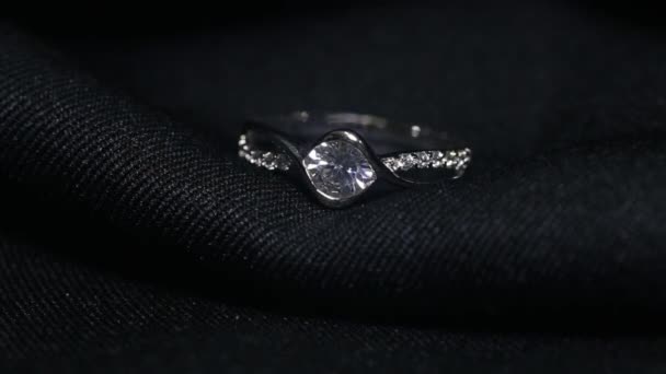 Anillo de diamantes de joyería sobre fondo negro. — Vídeos de Stock