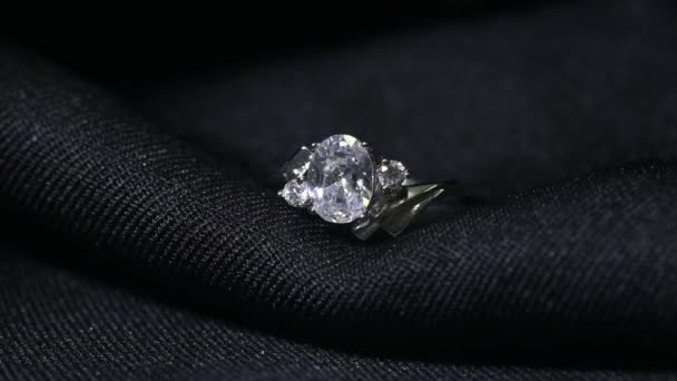 Anel de diamante de joalharia no fundo preto. — Vídeo de Stock