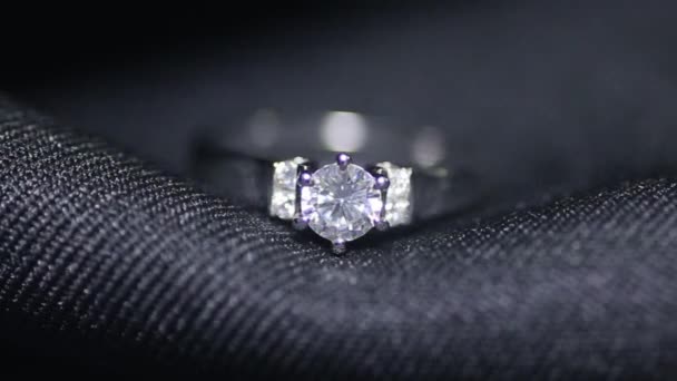 Šperky diamantový prsten na černém pozadí. — Stock video