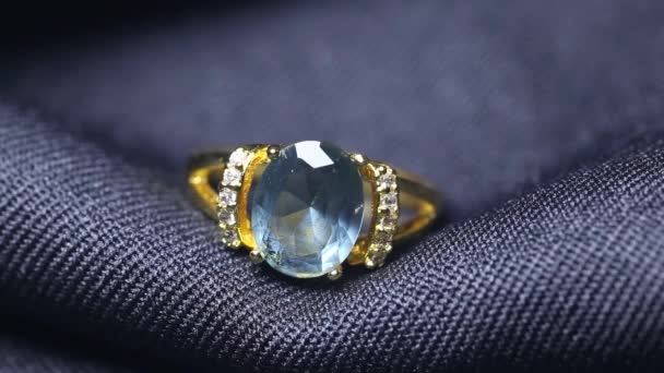 Anel de casamento dourado no fundo preto. Jóias com diamantes — Vídeo de Stock