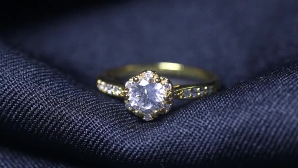 검은 배경에 황금 반지. 다이아몬드로 만든 보석 — 비디오