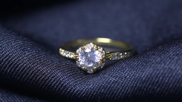 黒の背景に金色の結婚指輪。ダイヤモンド付きジュエリー — ストック動画