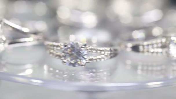 Anello di fidanzamento diamantato incastonato in un giradischi girevole — Video Stock