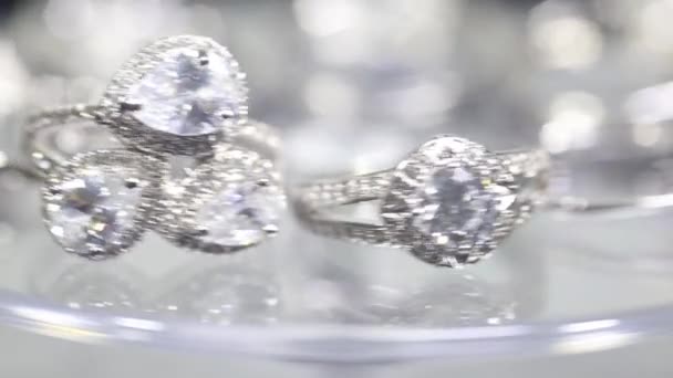 回転するターンテーブル上で回転するダイヤモンドエンゲージメントリング — ストック動画