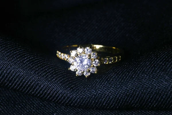 Anello Sposa Dorato Con Diamante — Foto Stock