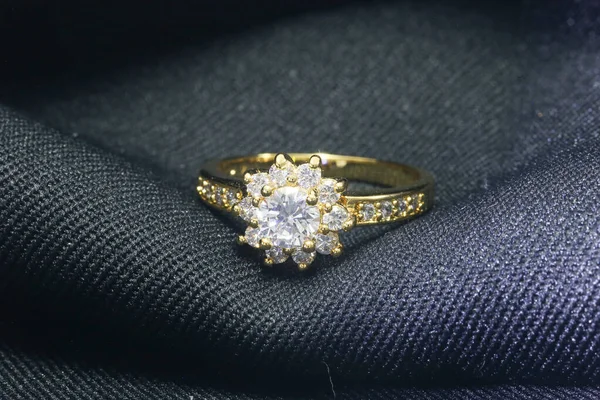 Zlatý Svatební Prsten Diamantem — Stock fotografie