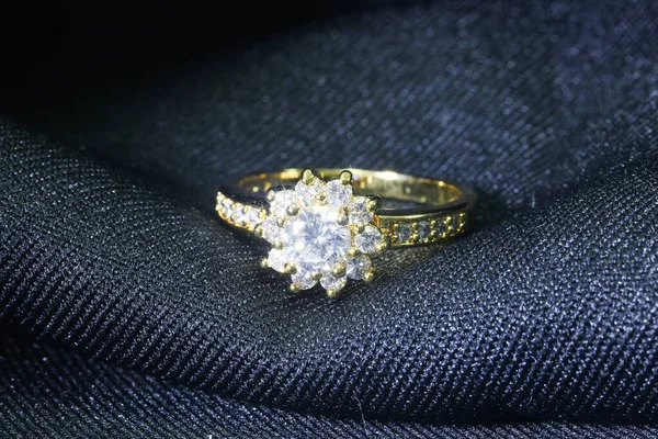 Bague Mariage Dorée Avec Diamant — Photo