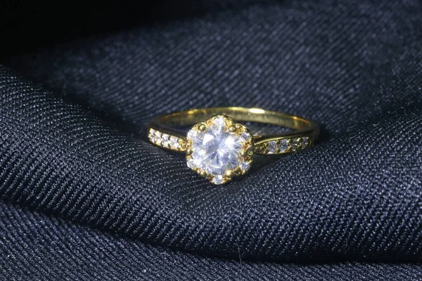 Золотое Свадебное Кольцо Бриллиантом — стоковое фото