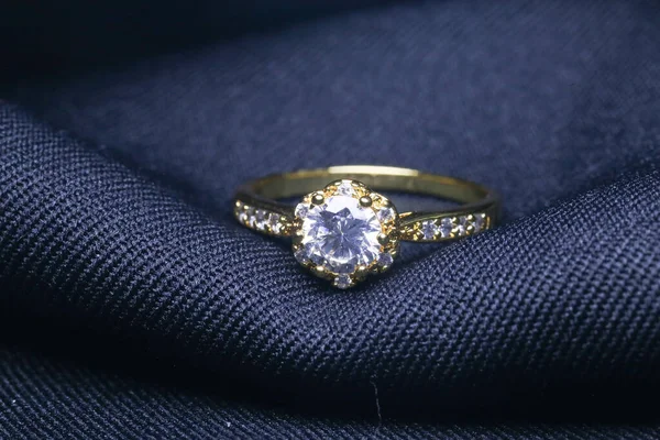 Zlatý Svatební Prsten Diamantem — Stock fotografie