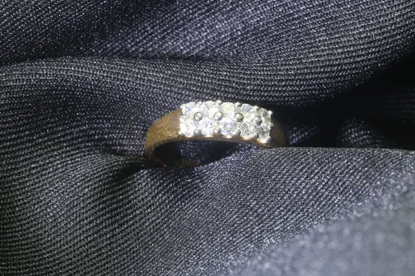 Złoty Pierścień Ślubny Diamentem — Zdjęcie stockowe