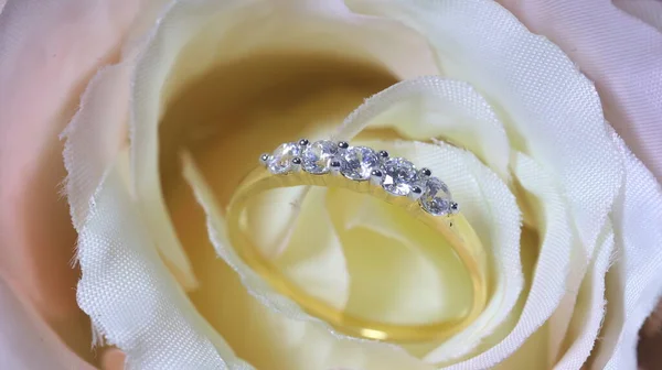 Anello Sposa Dorato Con Diamante — Foto Stock