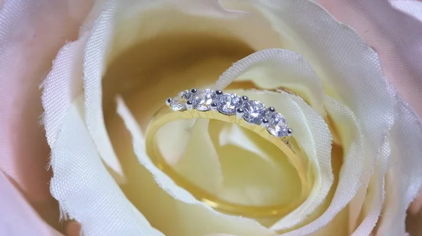 Golden Wedding Ring Med Diamant — Stockfoto