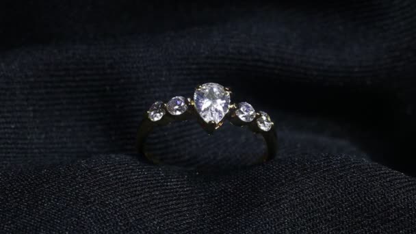 Hermoso anillo de oro libre de diamantes brillantes. — Vídeo de stock